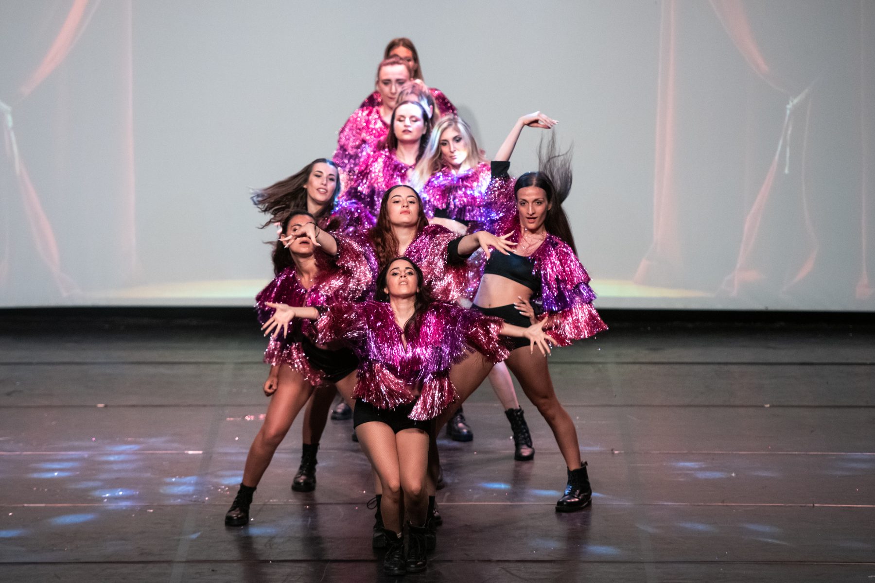 Coreografia di gruppo in rosso